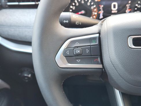 Used 2025 Jeep Compass Latitude AWD/4WD image 25