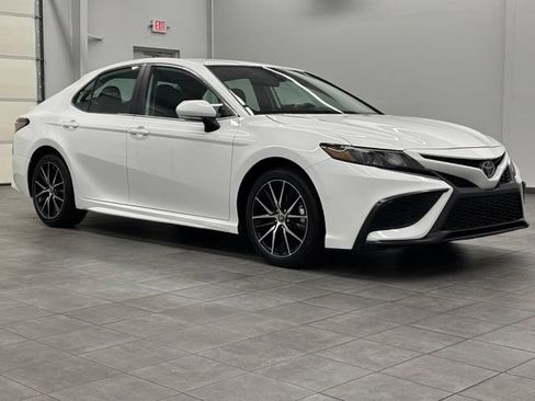 Used 2024 Toyota Camry SE FWD image 1