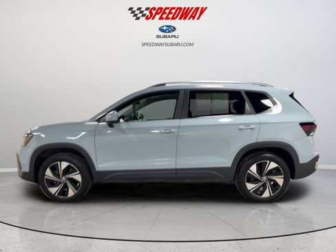 Certified 2025 Volkswagen Taos SE image 6