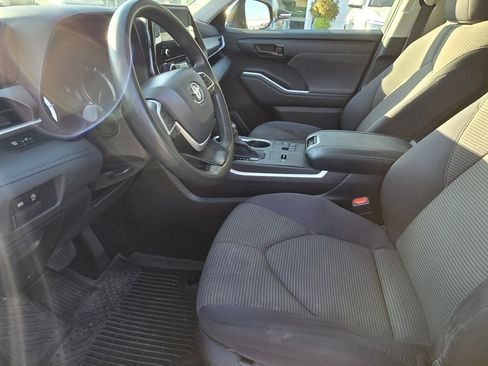 Used 2023 Toyota Highlander L image 13