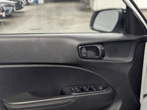 Used 2022 Hyundai Venue Limited image 11