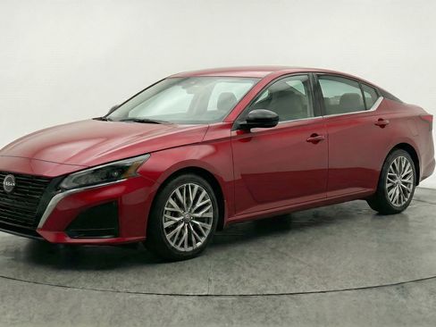 Used 2025 Nissan Altima 2.5 SV image 3