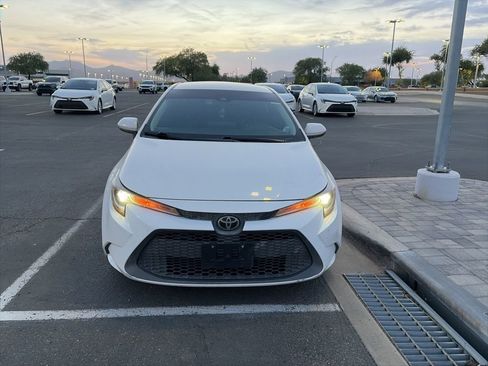 Used 2020 Toyota Corolla LE image 2