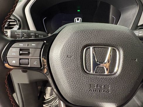 Used 2025 Honda Pilot TrailSport image 23