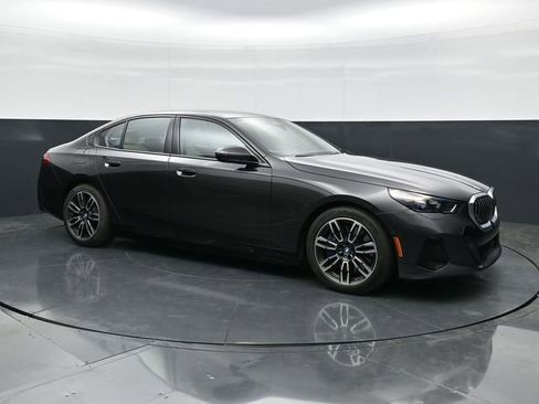 Used 2025 BMW 550e xDrive w/ Premium Package AWD/4WD image 3