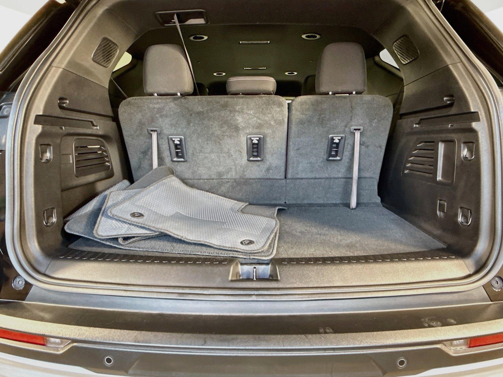 Used 2024 Chevrolet Traverse LT w/ Trailering Package FWD image 28