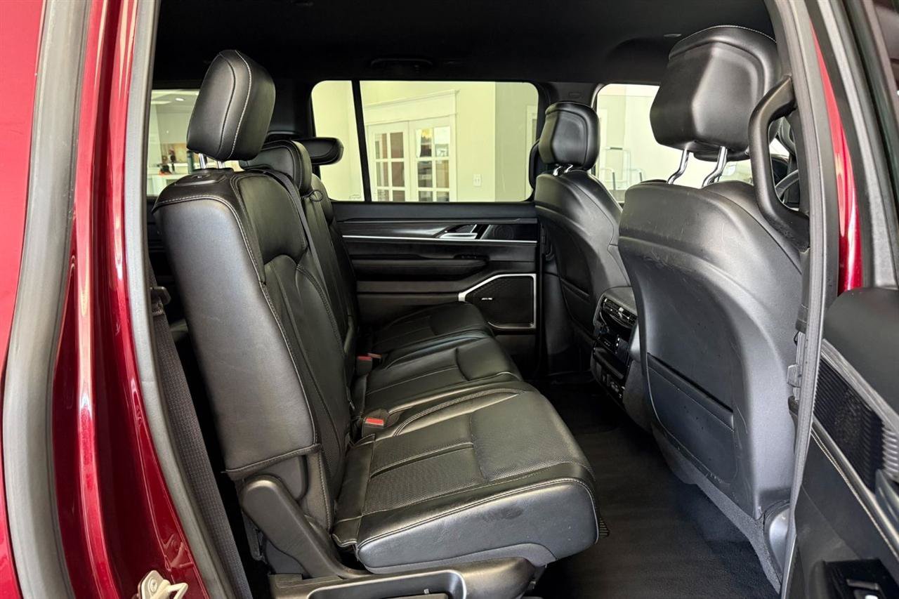 Used 2024 Jeep Wagoneer L Series III w/ Flexible Seating Group AWD/4WD image 14