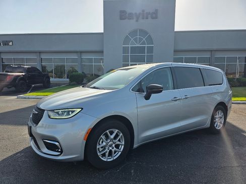 Used 2024 Chrysler Pacifica Touring-L FWD image 1