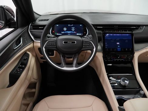 Certified 2025 Jeep Grand Cherokee Limited AWD/4WD image 22