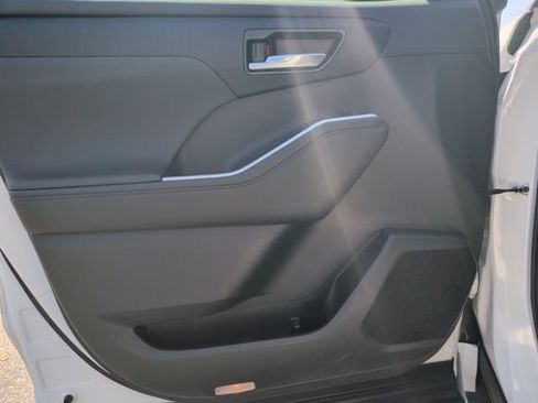 Used 2024 Toyota Highlander XLE AWD/4WD image 13