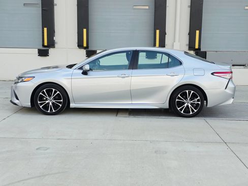 Used 2018 Toyota Camry SE FWD image 2