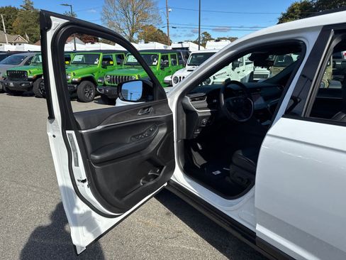 New 2025 Jeep Grand Cherokee L Limited w/ Black Appearance Package image 11