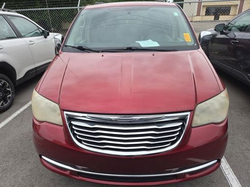 Used 2013 Chrysler Town & Country Touring-L FWD image 9