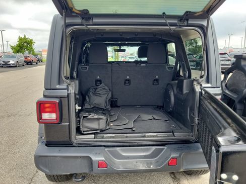 Used 2020 Jeep Wrangler Unlimited Sahara w/ Uconnect 4C Nav & Sound Group AWD/4WD image 8