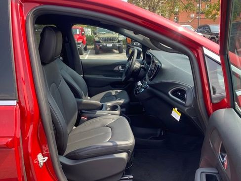 New 2026 Chrysler Pacifica Select image 30