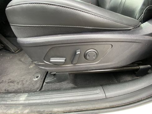 Used 2024 Kia Sorento S image 11