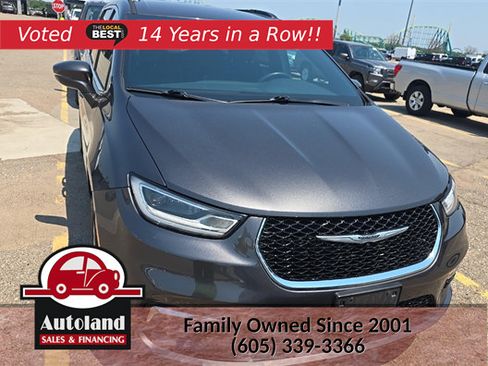 Used 2022 Chrysler Pacifica Touring AWD/4WD image 1