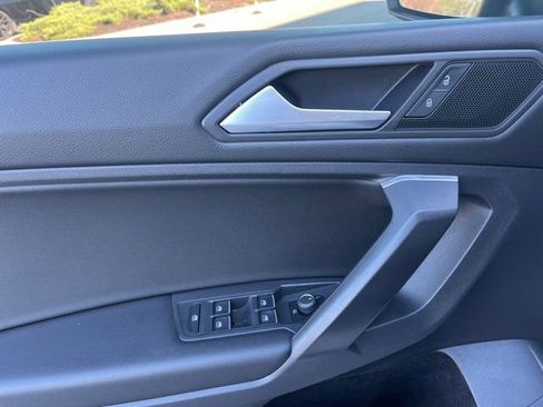 Used 2021 Volkswagen Tiguan SE image 11