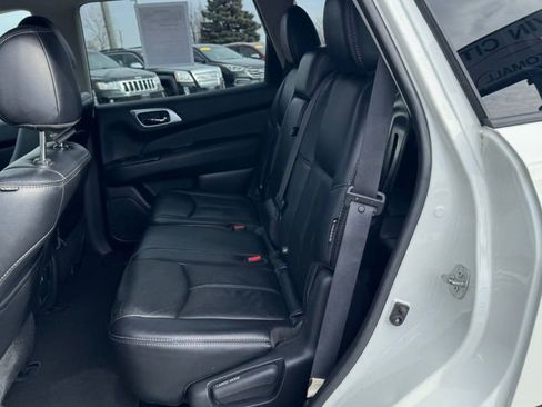 Used 2019 Nissan Pathfinder SL image 17