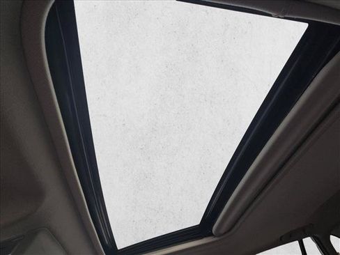 Used 2021 Toyota RAV4 XLE w/ Convenience Package FWD image 10