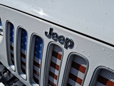 Used 2017 Jeep Wrangler Unlimited Sahara w/ Connectivity Group AWD/4WD image 30