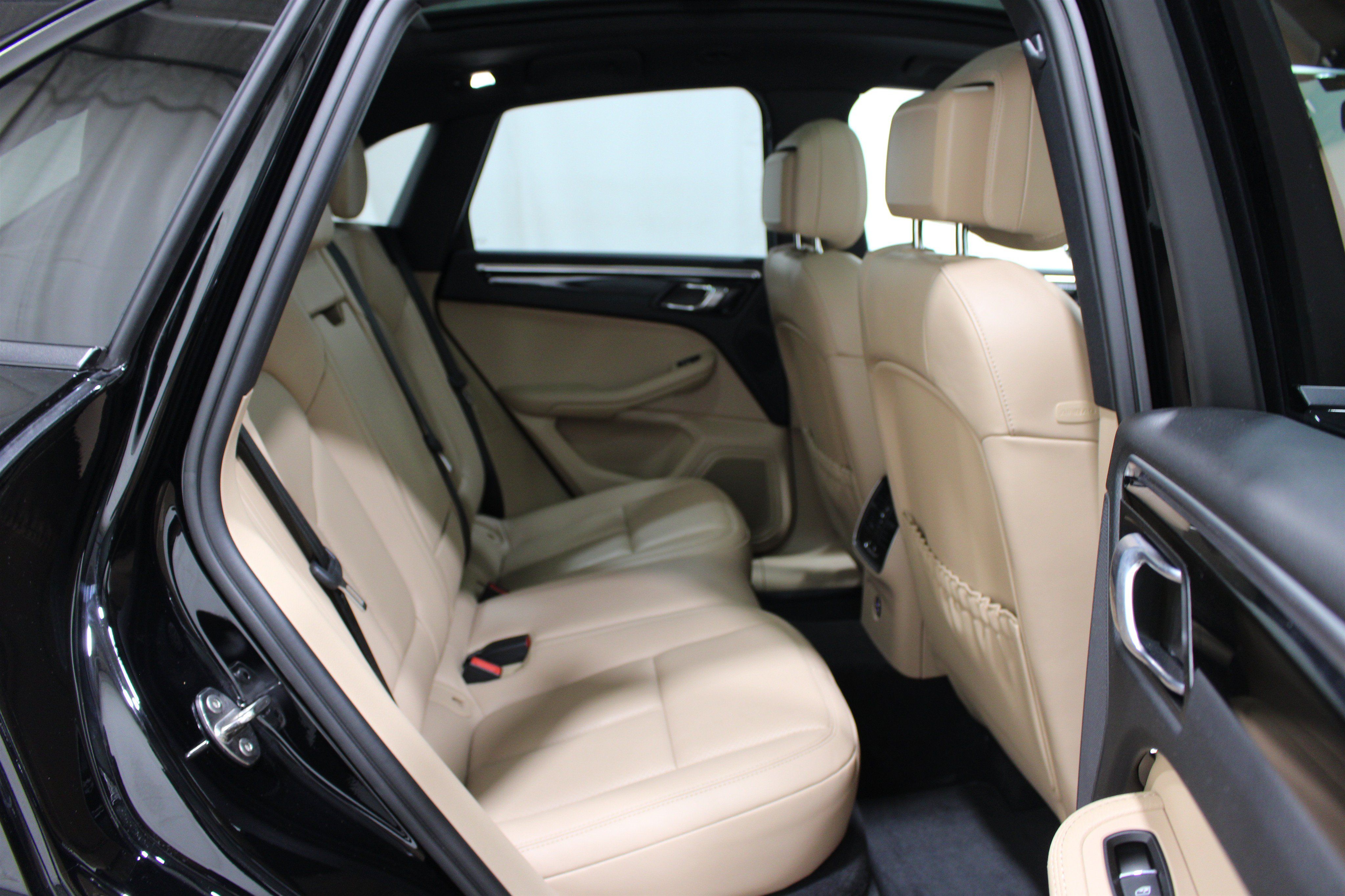 Used 2024 Porsche Macan AWD/4WD image 23