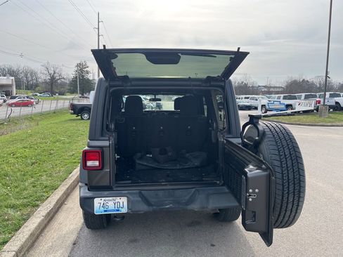 Used 2018 Jeep Wrangler Unlimited Sport S image 11