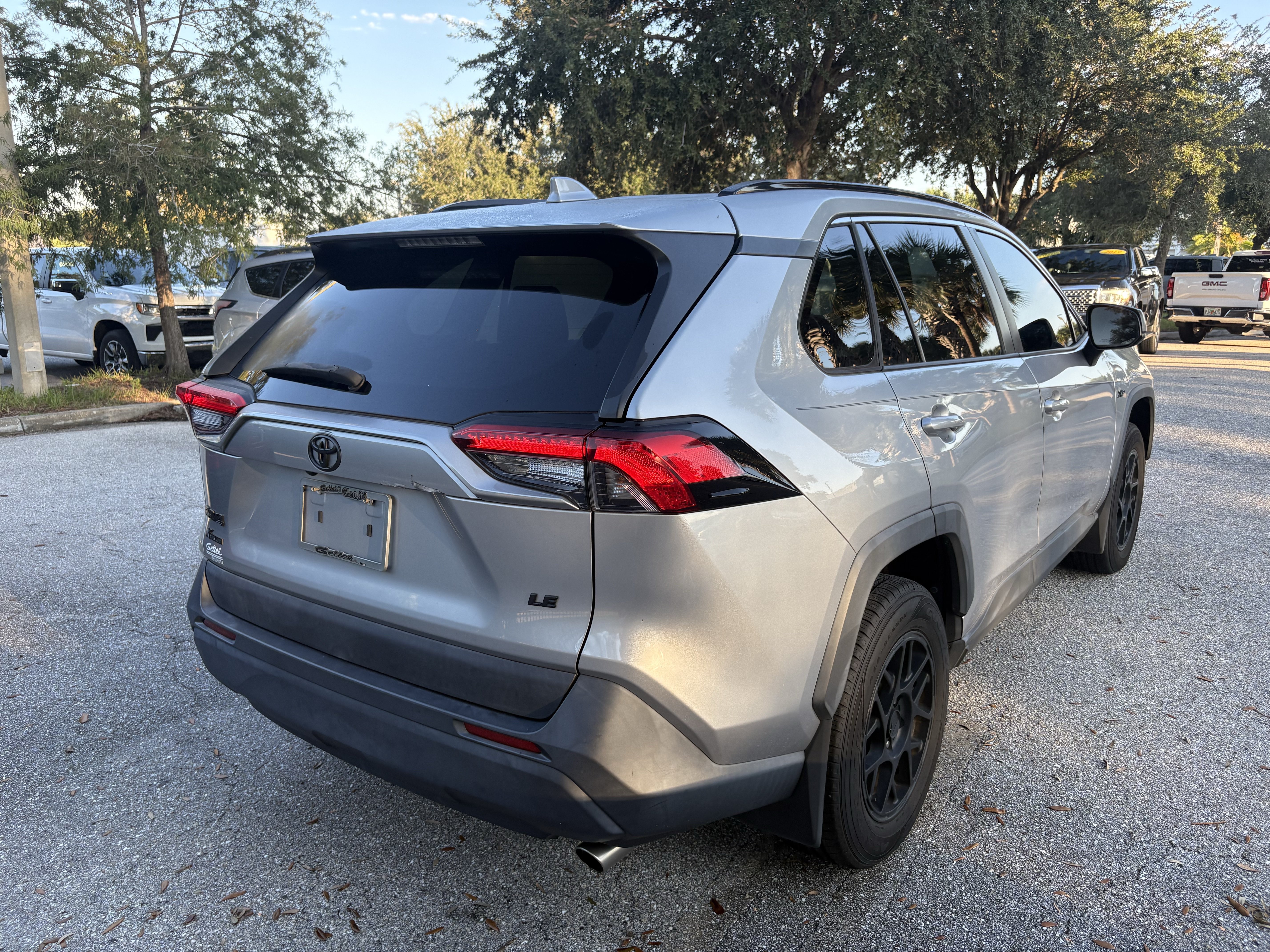 Used 2020 Toyota RAV4 LE FWD image 6