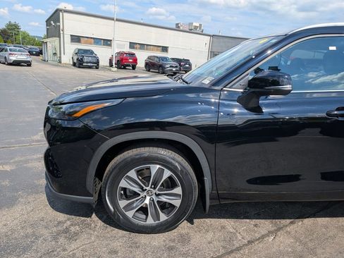 Certified 2024 Toyota Highlander XLE AWD/4WD image 2