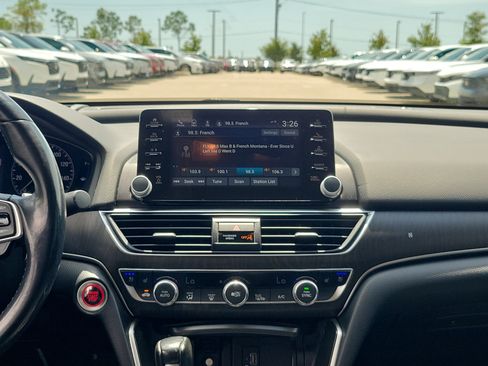 Used 2018 Honda Accord Touring image 18