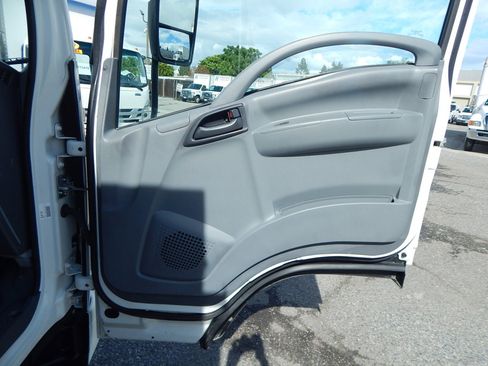 Used 2018 Isuzu NPR image 20