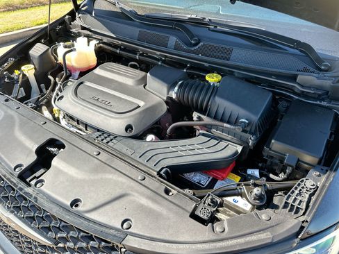 Used 2025 Chrysler Pacifica Limited image 27