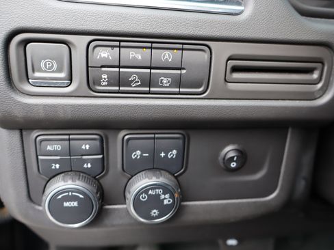 Certified 2023 Chevrolet Suburban Z71 w/ Luxury Package image 21