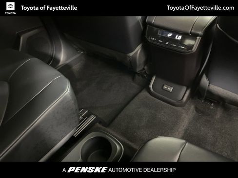 Used 2023 Toyota Highlander XLE image 11