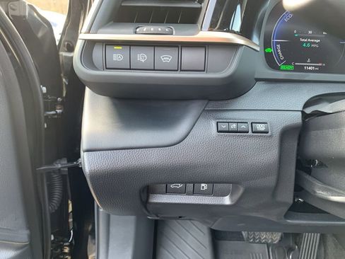 Used 2025 Toyota Crown Signia image 28