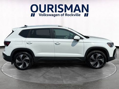 Used 2025 Volkswagen Taos SE w/ Panoramic Sunroof Package AWD/4WD image 7