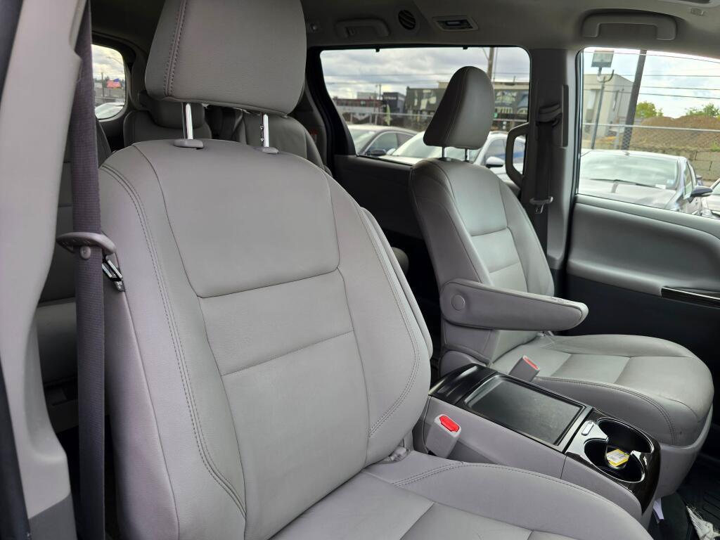 Used 2020 Toyota Sienna XLE w/ XLE Navigation Package FWD image 11