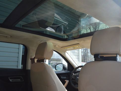 Used 2020 Jaguar F-PACE Premium image 25