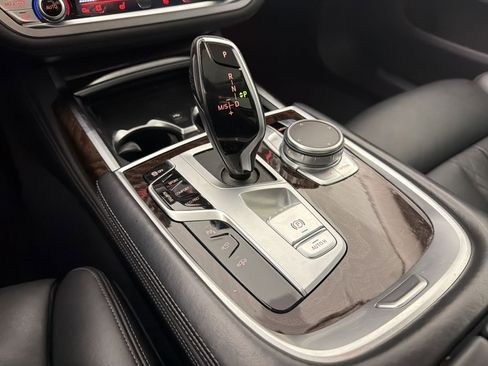 Used 2022 BMW 750i xDrive AWD/4WD image 17