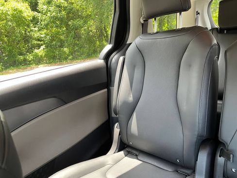 Used 2026 Kia Carnival FWD image 41