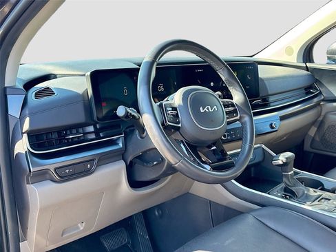 Used 2025 Kia Carnival FWD image 9