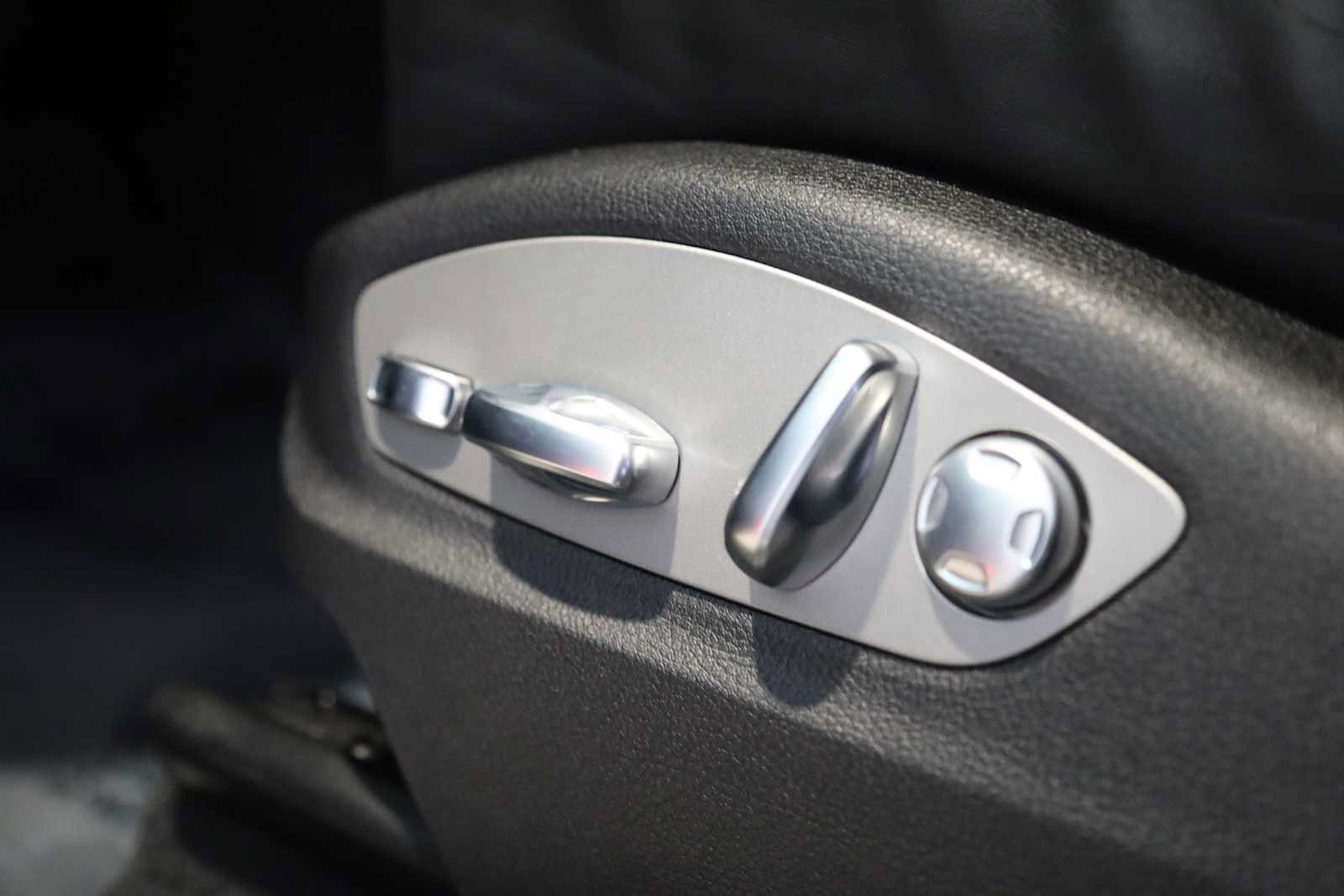 Used 2025 Porsche Macan AWD/4WD image 25