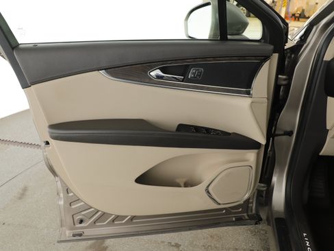 Used 2019 Lincoln Nautilus Select w/ Cargo Utility Package FWD image 5