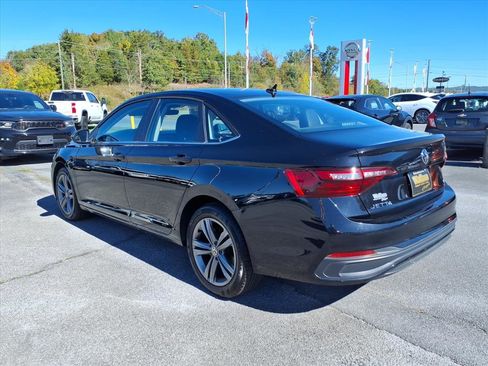 Used 2024 Volkswagen Jetta SE image 3