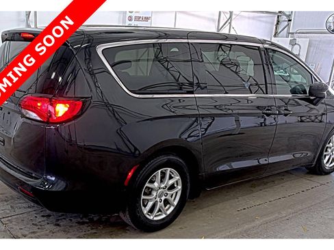 Used 2022 Chrysler Voyager LX image 4