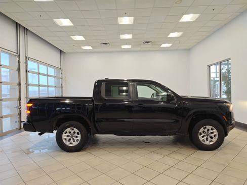 Used 2024 Nissan Frontier SV image 2