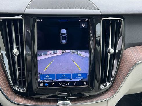 Used 2022 Volvo XC60 B5 Momentum w/ Climate Package image 32