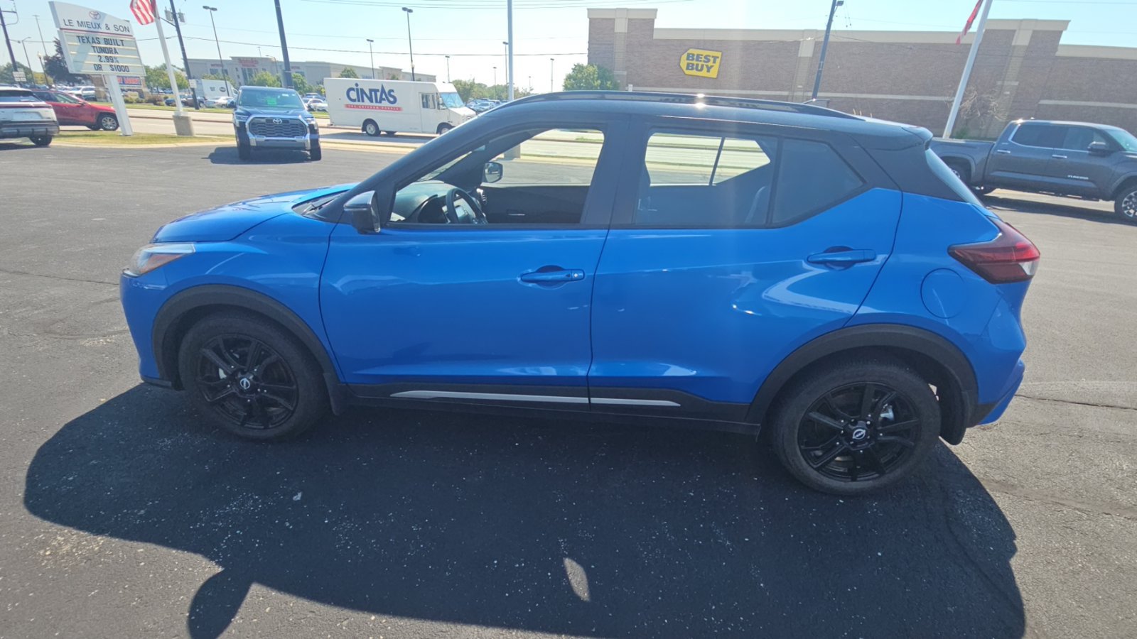 Used 2023 Nissan Kicks SR FWD image 6