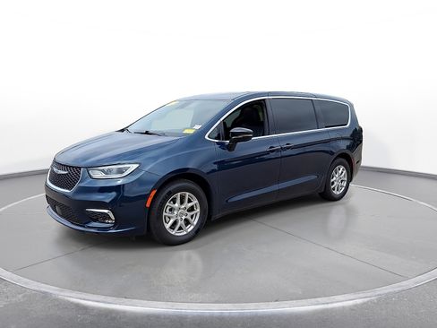 Used 2025 Chrysler Pacifica Select FWD image 4
