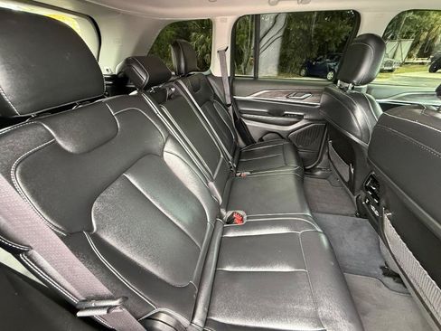 Used 2023 Jeep Grand Cherokee Limited AWD/4WD image 17